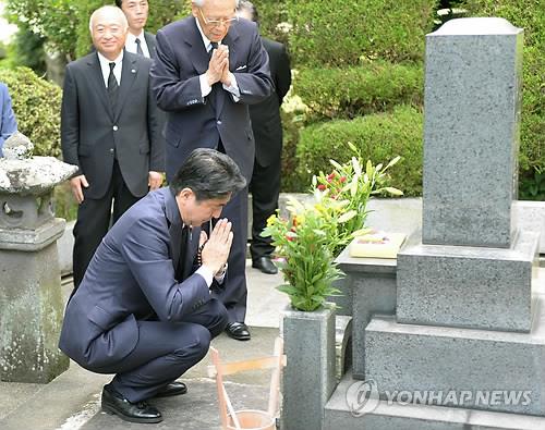 아베, 퇴임 3일만에 야스쿠니 참배…극우 결집해 상왕 정치?