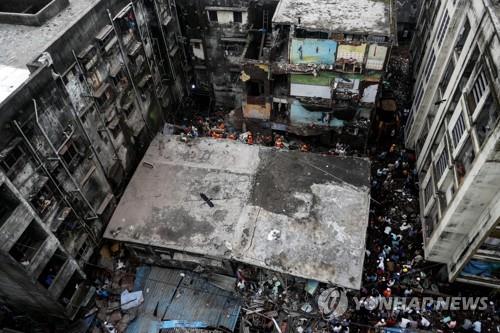 인도 서부서 3층 건물 붕괴…"10명 사망…20여명 매몰 추정"