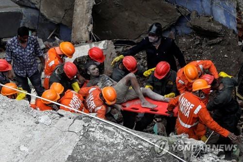 인도 서부서 3층 건물 붕괴…"10명 사망…20여명 매몰 추정"