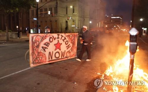 방화에 경찰 피격·진압 장갑차 등장…전쟁 같은 미 인종 시위