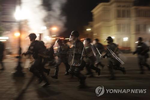 방화에 경찰 피격·진압 장갑차 등장…전쟁 같은 미 인종 시위