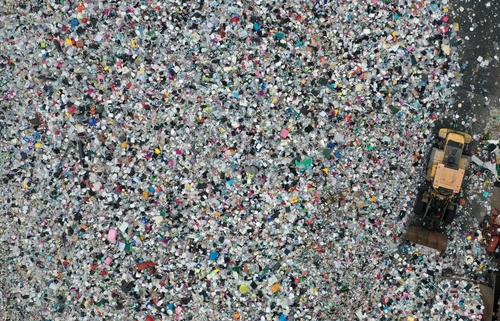 [르포] 코로나로 플라스틱 산 이룬 재활용센터 "물량 처리 버거워"