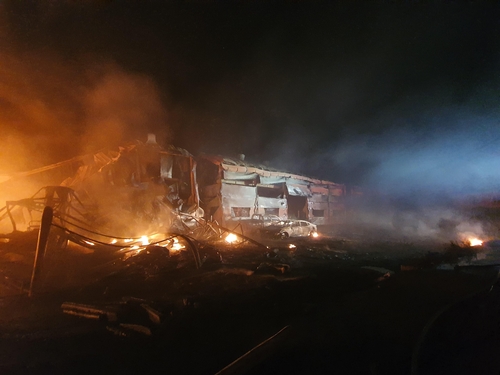 포천 공장 밀집지역서 한밤중 화재…직원 3명 부상(종합)