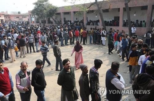 코로나19 신규 확진 8만5천명 넘는 인도, 지방선거 강행