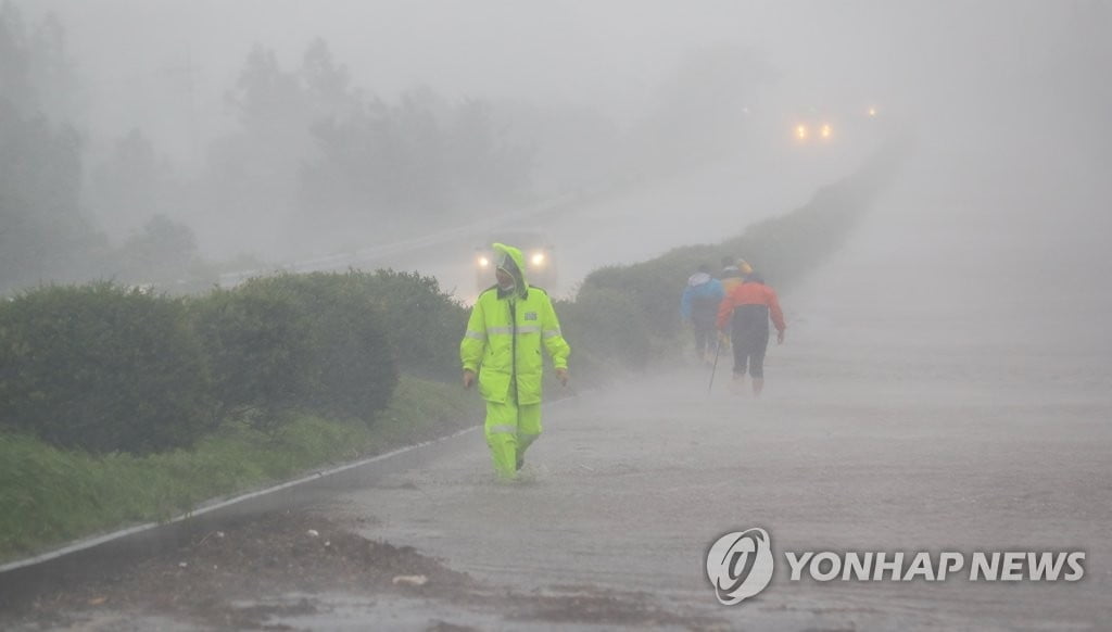 `마이삭` 한반도 강타…정전에 도로 잠기고 간판 날아가고 피해 속출