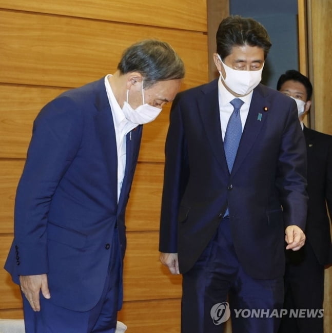 "안중근은 범죄자" 망언…日 차기 총리 스가 누구인가