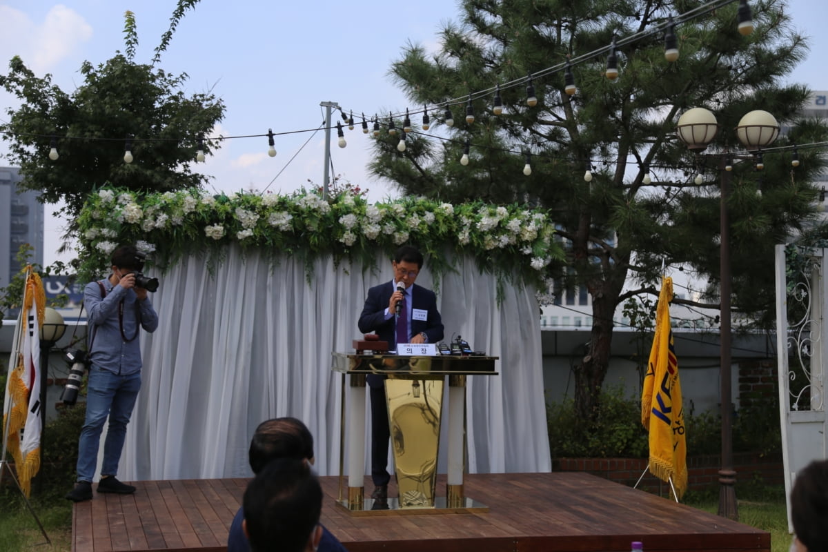 소상공인연합회, `춤판 워크숍` 논란 회장 해임..."즉각 업무 정지"