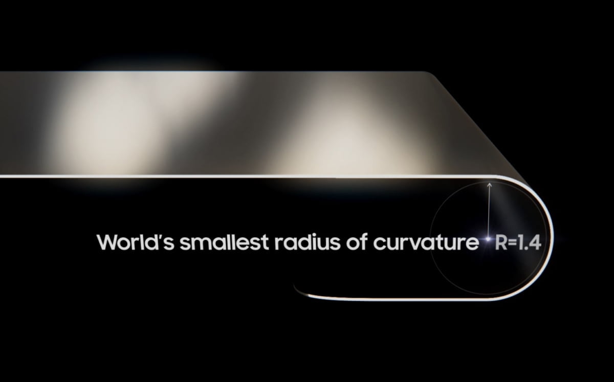 "완벽에 가깝게 접힌다"…삼성, 세계 최소 곡률 `폴더블 OLED`