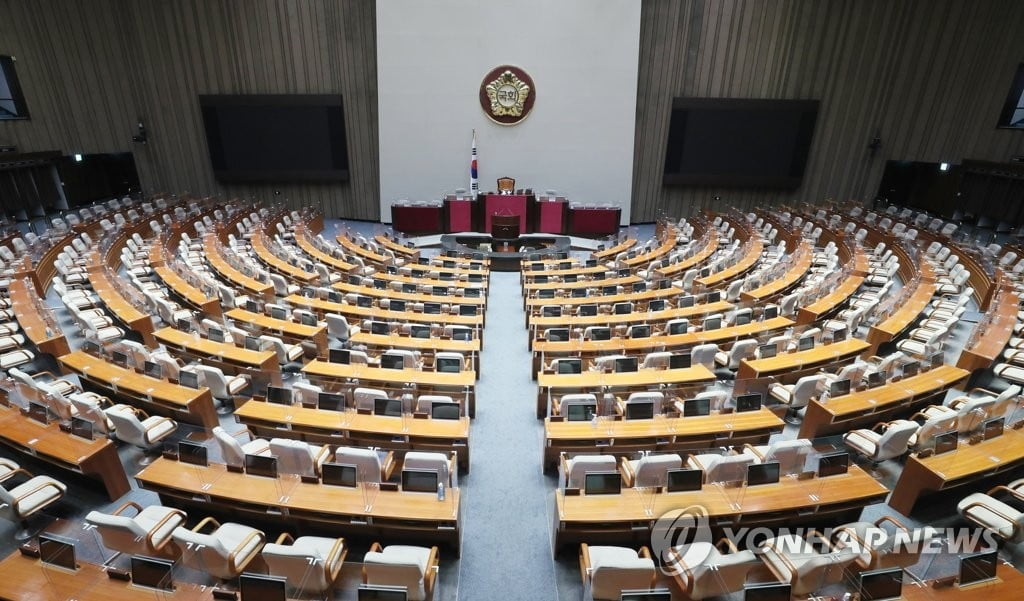 통신비 2만원 vs 무료 독감백신…4차 추경 막판 쟁점