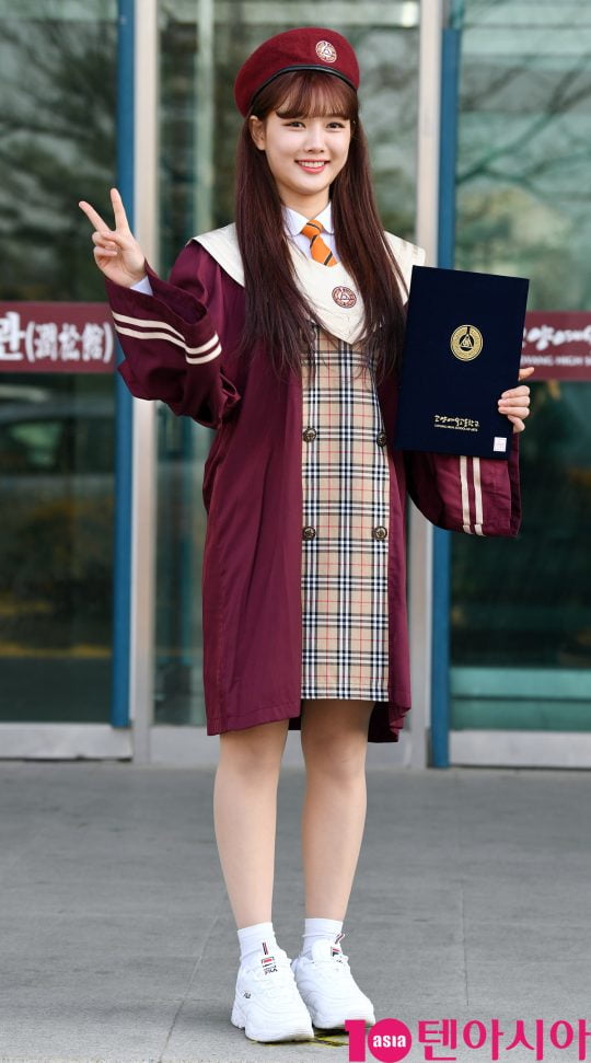 2018년 김유정 고등학교 졸업사진/사진=텐아시아DB