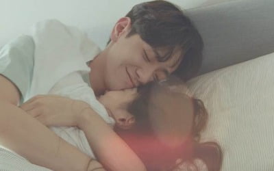 수지X남윤수, 백허그+침실 포옹 '밀착 스킨십'…예고편 공개