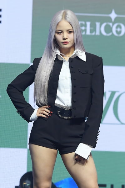 [TEN 포토] CLC 손 '매혹 제대로 맞았어'