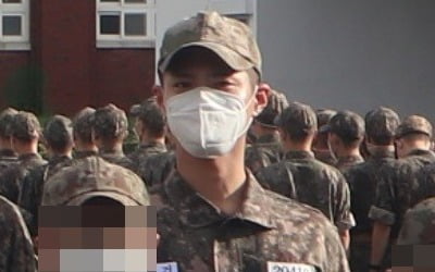 '해군 입대' 박보검, 훈련소 사진 공개…마스크 뚫은 늠름함