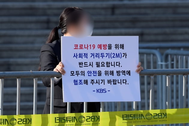 [TEN 포토] 방탄소년단 '국빈급 철통경비 속 뉴스9 출근길'
