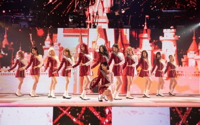 아이즈원, 환상적인 온라인 콘서트…'성인식'부터 '몬스터'까지 신선한 매력