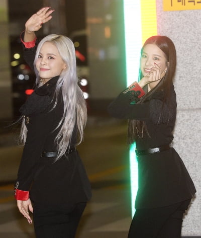 [TEN 포토] CLC 손X유진 '밝은 에너지 가득'