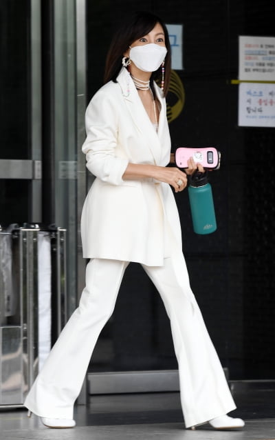 [TEN 포토] 황신혜 '핑크를 사랑하는 휴대폰'