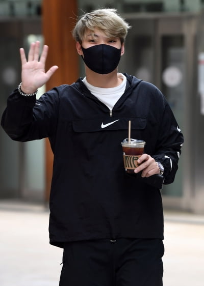 [TEN 포토] 김경민 '시원한 커피와 함께한 출근길'