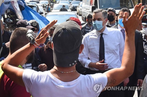 한달새 또 레바논에 달려간 마크롱…국민 여가수 만난 이유는