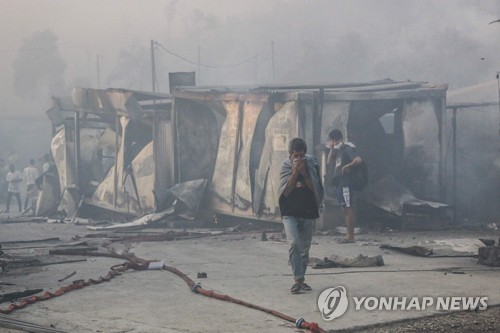 1만2천명 체류 그리스 최대 난민캠프 전소…정부, 비상사태 선포