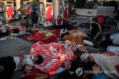 공동묘지에서 노숙하는 난민들…그리스 레스보스섬의 비극