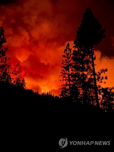 폭염 시달리던 미 캘리포니아, 대형 산불마저 덮쳤다