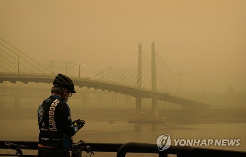 "숨 쉴 수 없을 지경"…산불 연기에 질식한 미 서부