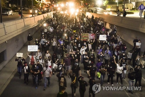 미 '백인 경찰 불기소' 항의 시위 이어져…루이빌 통금 연장(종합)