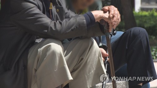 빠르게 늙는 대한민국…2025년에 10명 중 2명이 65세 이상