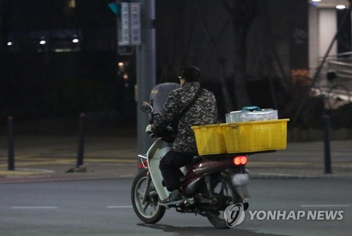 '배달대란'에 치솟은 배달 대행비, 음식 가격도 끌어올리나