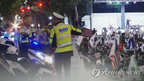 한기총 집회 참가자, 도로로 경찰관 밀어 교통사고…징역 8개월