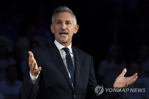 영국 축구스타 리네커가 자택에 난민을 받아들이는 이유는