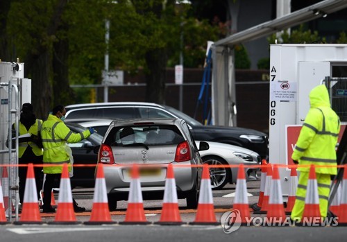 '바이러스 약해졌나'…영국 확진자 증가에도 사망자 감소 이유는