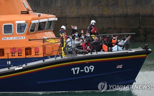 영국 축구스타 리네커가 자택에 난민을 받아들이는 이유는