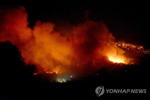 1만2천명 체류 그리스 최대 난민캠프 전소…정부, 비상사태 선포