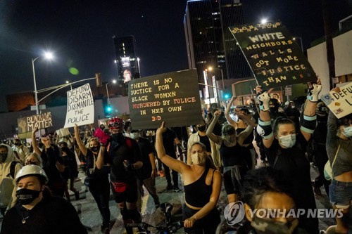 미 '백인 경찰 불기소' 이틀째 항의시위…루이빌서 24명 체포