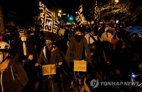 뉴욕 '흑인 복면 질식사' 항의 나체 시위