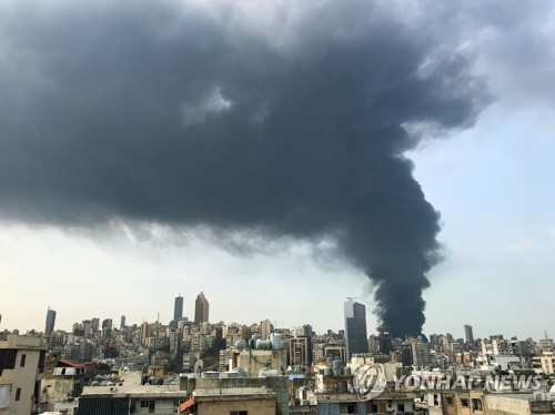 '폭발참사 불과 한달 됐는데'…레바논 베이루트 항구서 큰불(종합)