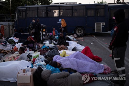 공동묘지에서 노숙하는 난민들…그리스 레스보스섬의 비극