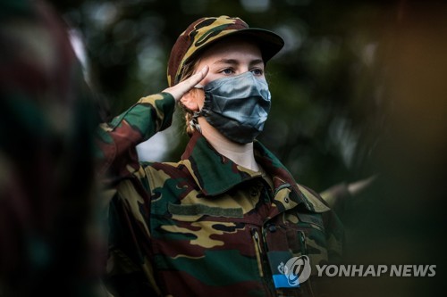 '진흙탕서 똑같이 포복' 군사훈련 받는 벨기에 공주