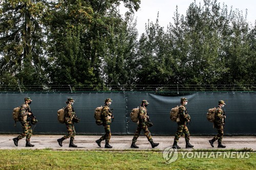 '진흙탕서 똑같이 포복' 군사훈련 받는 벨기에 공주