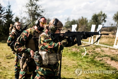 '진흙탕서 똑같이 포복' 군사훈련 받는 벨기에 공주