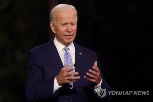 바이든 "트럼프 코로나 사태 축소는 범죄…사임해야" 맹비난(종합)