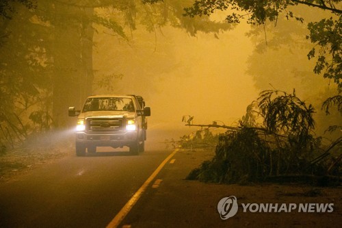 "숨 쉴 수 없을 지경"…산불 연기에 질식한 미 서부