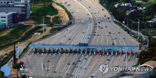 귀성 대신 추캉스?…역·터미널 '한산'·김포공항 '북적'