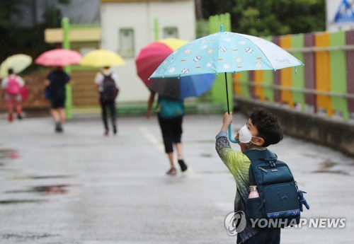 거리두기가 최우선 된 초등교실…"술래잡기 대신 혼자 색칠만"