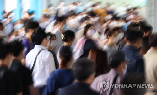 신규확진 감소세지만 여전히 100명대 세 자릿수…확산 위험 산재