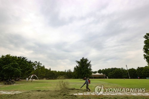 구름 낀 추석 연휴 첫날…중부지방 오후에 비