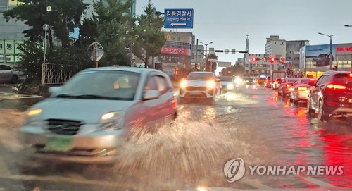 '잠기고 끊기고'…태풍 '마이삭' 강원 동해안 할퀴고 빠져나가(종합)