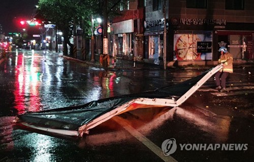 태풍 '마이삭' 관통한 경남…논밭 잠기고 낙과·정전 피해(종합)
